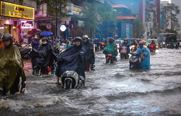 TP.HCM mưa ngập khắp nơi, đường trung tâm Lê Lợi mênh mông nước- Ảnh 6.