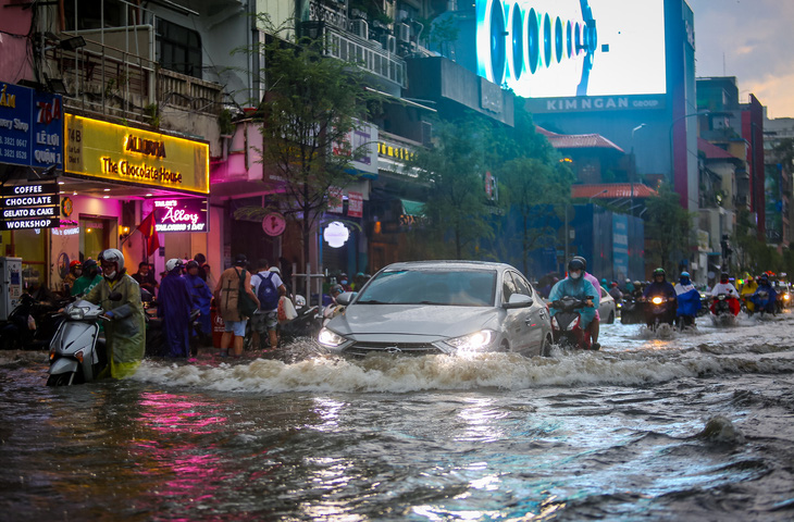 TP.HCM mưa ngập khắp nơi, đường trung tâm Lê Lợi mênh mông nước- Ảnh 7.