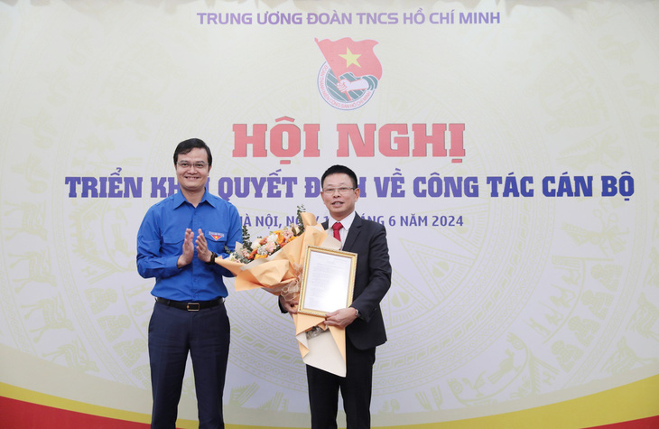 Bí thư thứ nhất Trung ương Đoàn Bùi Quang Huy trao quyết định bổ nhiệm nhà báo Phùng Công Sưởng giữ chức tổng biên tập báo Tiền Phong - Ảnh: Báo Tiền Phong