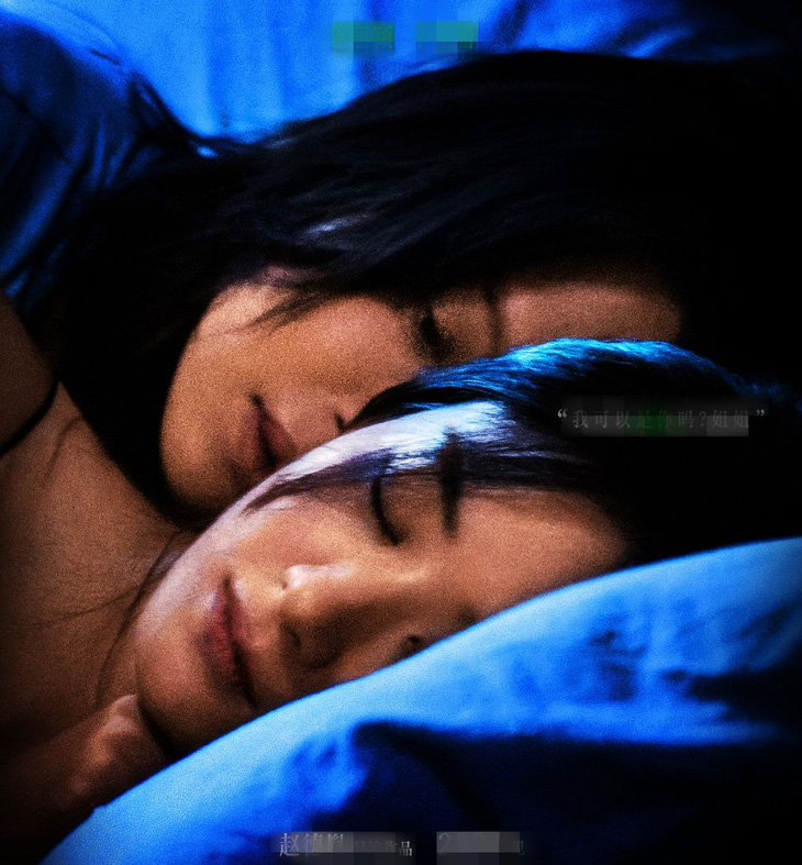 Khoảnh khắc Triệu Lệ Dĩnh và Tân Chỉ Lôi nằm chung giường trong poster phim gây sốt