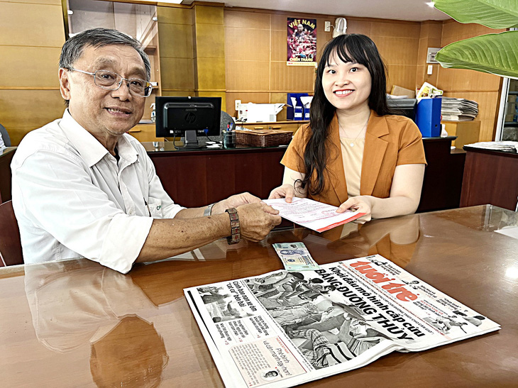 Bác Thái Sơn (quận Gò Vấp) đại diện gia đình đến tòa soạn báo Tuổi Trẻ vào ngày 13-6 để đóng góp cho chương trình - Ảnh: X. ĐOÀN