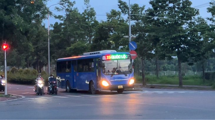 Xe buýt tuyến 33 vượt đèn đỏ tại giao lộ Nguyễn Du - Lê Quý Đôn chiều 9-6 - Ảnh: XUÂN ĐOÀN