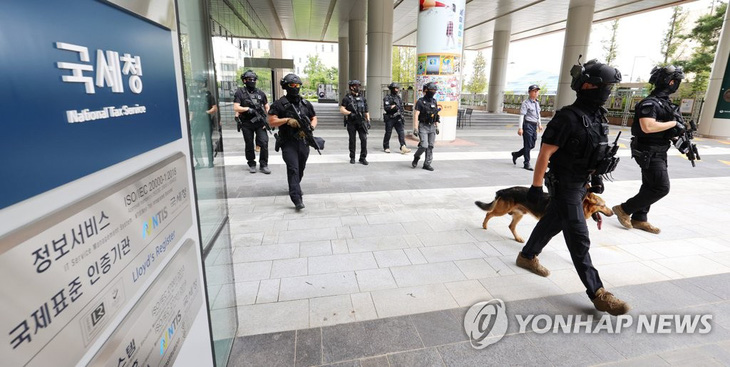 Lực lượng cảnh sát Hàn Quốc tiến hành kiểm tra khu phức hợp văn phòng tại thành phố Sejong sau hàng loạt email đe dọa đánh bom, ngày 17-8-2023 - Ảnh: YONHAP