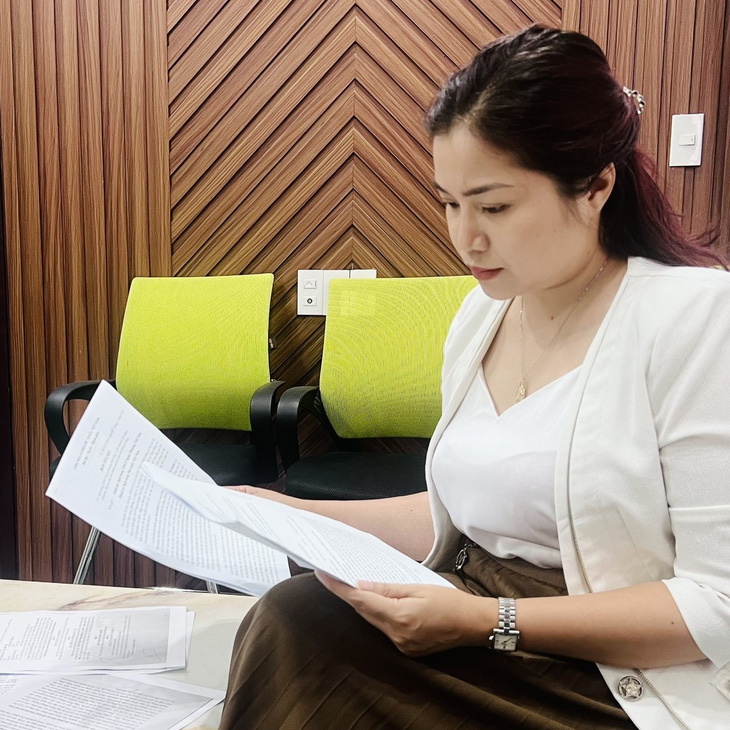 Bà Nguyễn Thị Mỹ bức xúc vì nhà đang thế chấp thì Vietcombank Tân Bình tự cho phép giao dịch - Ảnh: A.C.M.