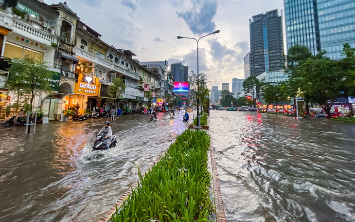 TP.HCM mưa ngập khắp nơi, đường trung tâm Lê Lợi mênh mông nước