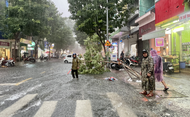 TP.HCM mưa ngập khắp nơi, đường trung tâm Lê Lợi mênh mông nước- Ảnh 9.