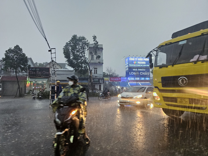 TP.HCM mưa ngập khắp nơi, đường trung tâm Lê Lợi mênh mông nước- Ảnh 10.