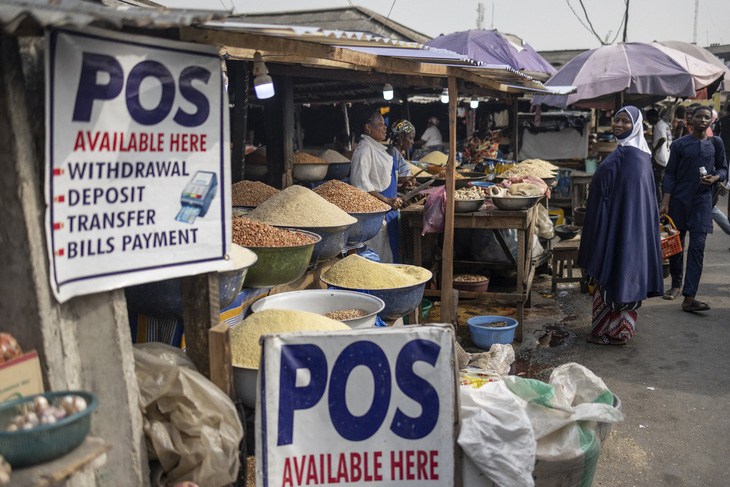 Biển báo chấp nhận thanh toán thẻ tại một khu chợ ở Lagos, Nigeria ngày 16-2-2023 - Ảnh: AFP