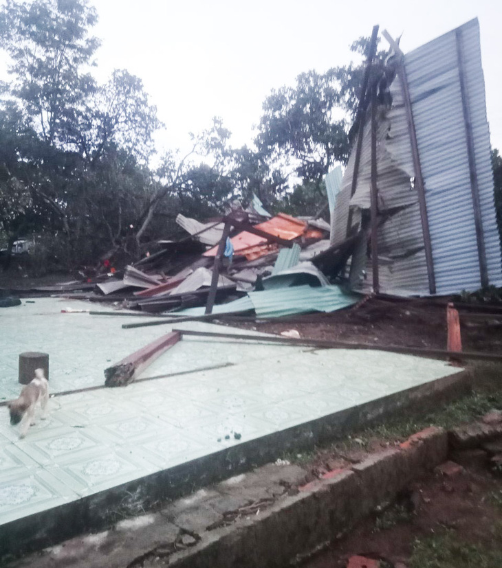 Một căn nhà bị hư hỏng nặng, sập toàn bộ mái tôn và khung tường - Ảnh: Đ.T. 