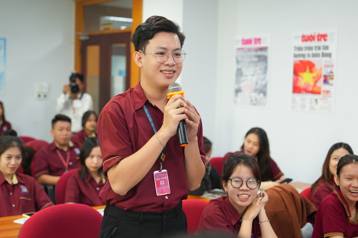 Sinh viên phát biểu và đặt câu hỏi tại lễ khai giảng chương trình hợp tác đào tạo giữa Trường đại học Nguyễn Tất Thành và báo Tuổi Trẻ - Ảnh: HỮU HẠNH