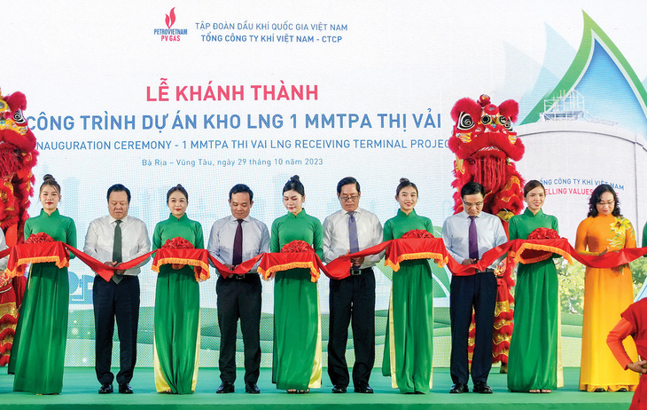 Phó thủ tướng Trần Lưu Quang cùng các đại biểu cắt băng khánh thành Kho LNG 1 triệu tấn Thị Vải