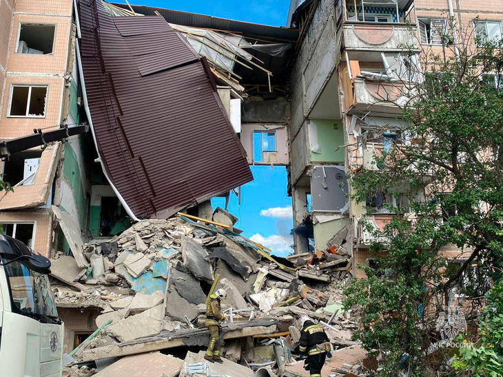 Hiện trường vụ tòa nhà bị sập một phần ở TP Shebekino thuộc vùng Belgorod của Nga sau vụ tấn công của Ukraine hôm 14-6 - Ảnh: REUTERS/BỘ TÌNH TRẠNG KHẨN CẤP NGA