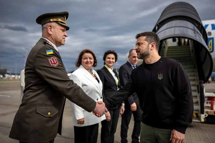 Tổng thống Ukraine Volodymyr Zelensky đến sân bay Zurich, Thụy Sĩ vào ngày 14-6, chuẩn bị cho hội nghị hòa bình Ukraine diễn ra trong hai ngày cuối tuần - Ảnh: REUTERS