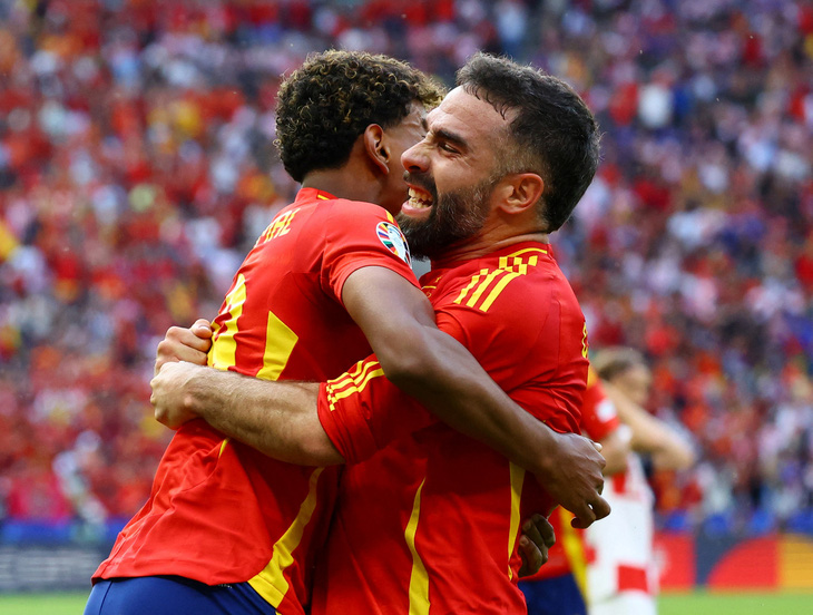 Niềm vui của các cầu thủ Tây Ban Nha sau khi ghi bàn vào lưới tuyển Croatia - Ảnh: REUTERS