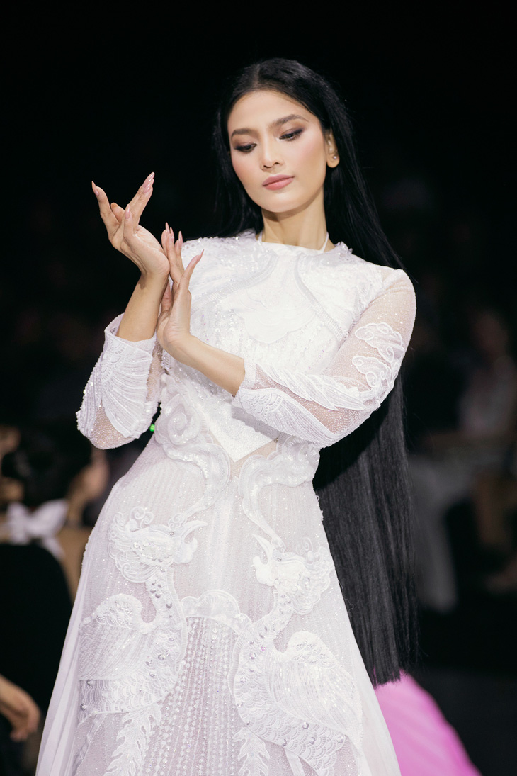 Trương Thị May diễn kết màn với thiết kế kết hợp giữa váy và áo dài thêu - Ảnh: BTC