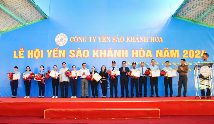 Lãnh đạo Công ty Yến sào Khánh Hòa trao tặng bằng khen cho các cá nhân có thành tích xuất sắc - Ảnh: TRẦN HOÀI