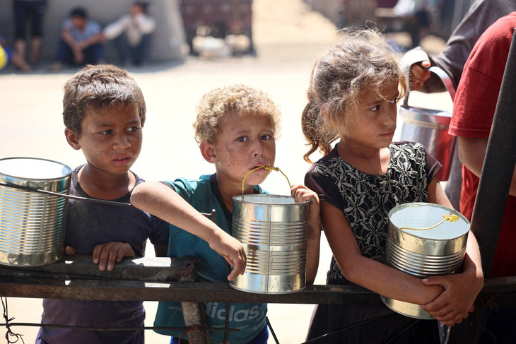 Trẻ em Palestine chờ viện trợ lương thực tại thành phố Khan Yunis ở Gaza ngày 11-6 - Ảnh: AFP