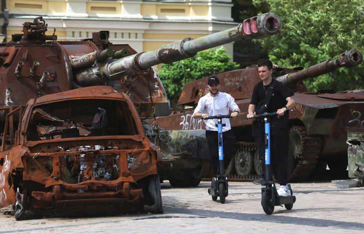 Những chiếc xe tăng bị phá hủy của Nga được đặt tại thủ đô Kiev của Ukraine - Ảnh: AFP