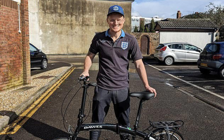Chàng trai đạp xe 1.200km đến Đức cổ vũ tuyển Anh tại Euro 2024
