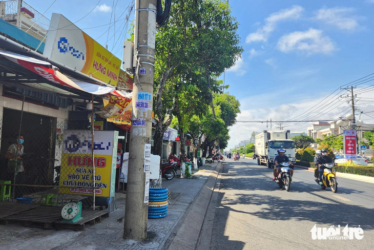 Tiệm sửa xe trên đường Nguyễn Trung Trực, đoạn phường An Bình, TP Rạch Giá, được nhóm cờ bạc núp bóng quảng cáo bằng cách tặng bảng hiệu miễn phí cho người dân - Ảnh: BỬU ĐẤU