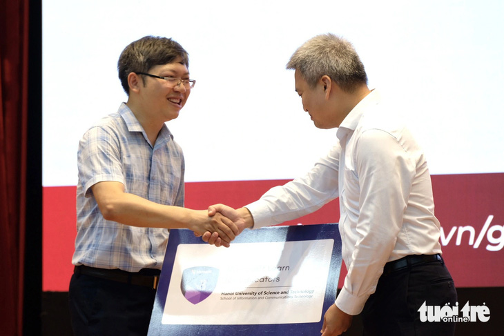 TS Đinh Viết Sang (trái) nhận chứng nhận Microsoft Learn for Educators của đại diện Microsoft - Ảnh: NGUYÊN BẢO