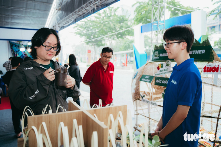 Bạn trẻ đổi rác lấy quà tại gian hàng Việt Nam Xanh trong khuôn khổ Lễ hội Không tiền mặt - Ảnh: THANH HIỆP