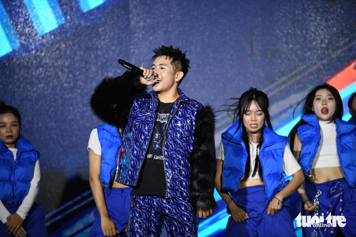 Rapper Ricky Star trình diễn hai ca khúc sôi động tại Lễ hội Không tiền mặt - Ảnh: QUANG ĐỊNH