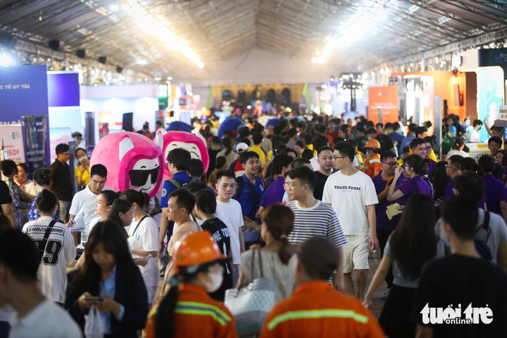 Hàng vạn người dân đến trải nghiệm các hoạt động tại Lễ hội Không tiền mặt ngày 15-6 - Ảnh: PHƯƠNG QUYÊN