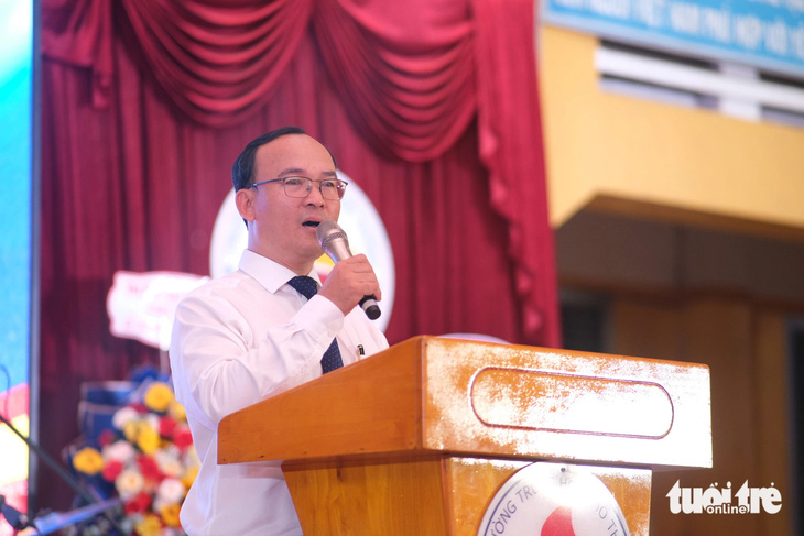 Thầy hiệu trưởng Nguyễn Hùng Khương (Trường THPT   Ernst Thalmann  , quận 1, TP.HCM) nhắn gửi đến 550 em học sinh lớp 12 - Ảnh: NGỌC PHƯỢNG