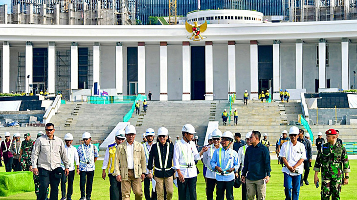 Tổng thống Indonesia Joko Widodo thị sát địa điểm sẽ tổ chức lễ kỷ niệm quốc khánh Indonesia tại thủ đô tương lai Nusantara ở tỉnh Đông Kalimantan hôm 5-6 - Ảnh: AFP