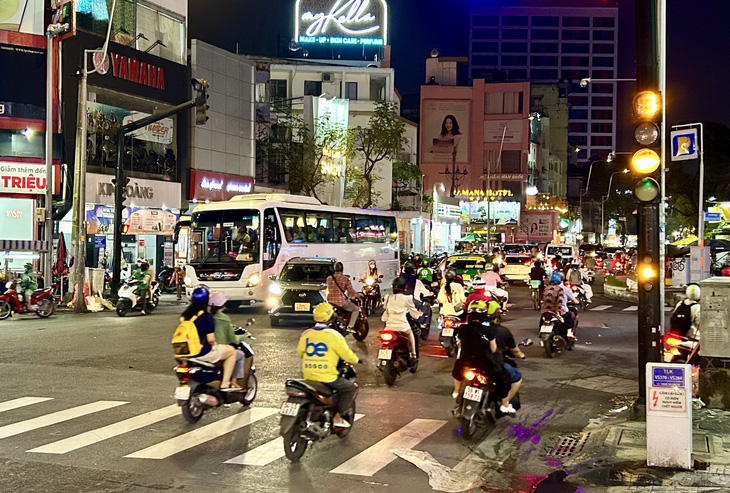 Đèn vàng tại giao lộ Lê Văn Sỹ - Trần Quang Diệu, quận 3, TP.HCM (ảnh chụp tối 14-6) - Ảnh: T.T.D.