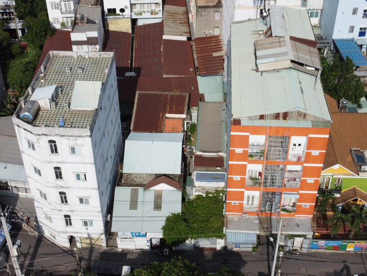Nhà số 4 (màu cam) và nhà 6B (màu trắng) là hai nhà ở xây sai phép, biến thành chung cư, nhà trọ - Ảnh: MINH HÒA