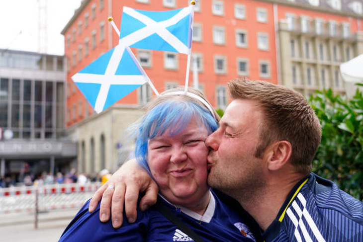 Hình ảnh đầy tình cảm của cặp đôi cổ động viên Scotland - Ảnh: GETTY
