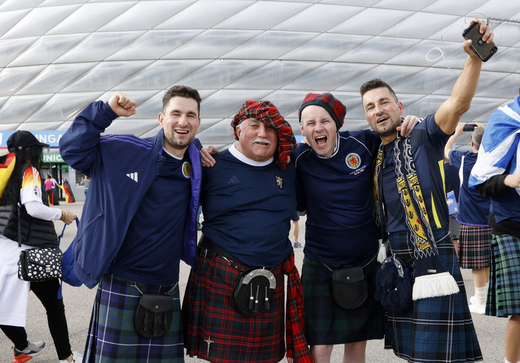 Rất đông các CĐV Scotland đã xuất hiện bên ngoài sân Allianz Arena - Ảnh: REUTERS