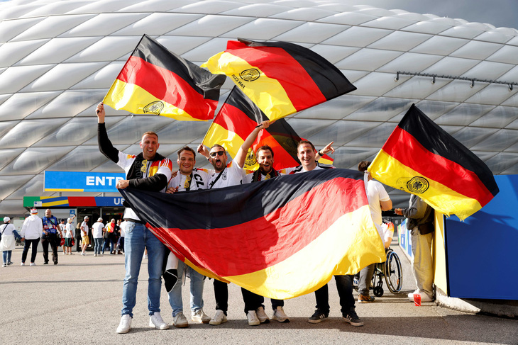 Cổ động viên Đức cuồng nhiệt trước sân vận động Allianz Arena - Ảnh: REUTERS
