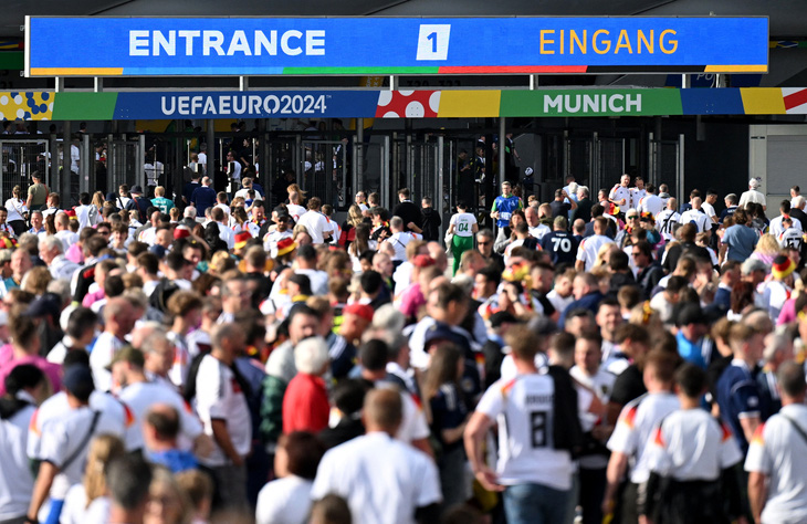 Đám đông cũng đã bắt đầu xếp hàng vào sân Allianz Arena - Ảnh: REUTERS