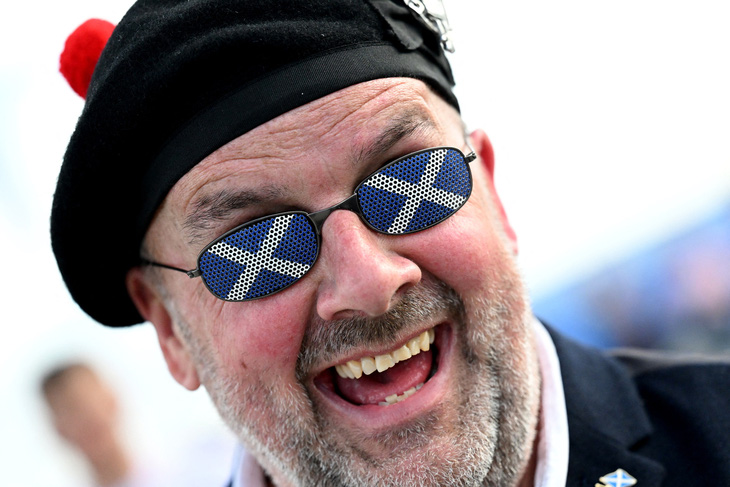 Một người hâm một với cặp kính râm hình quốc kỳ Scotland - Ảnh: REUTERS