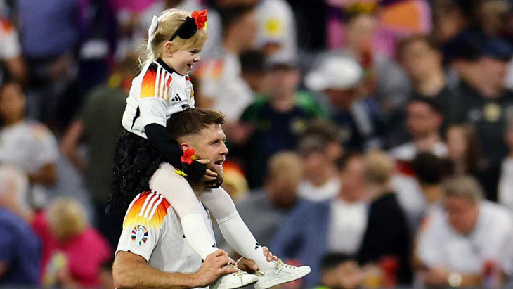 Niclas Fullkrug xúc động ăn mừng cùng con gái Emilia - Ảnh: Reuters