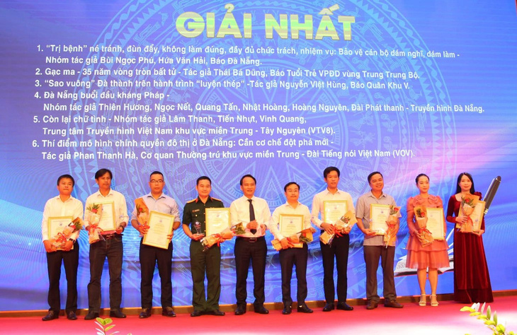 Ông Nguyễn Đình Vĩnh, phó bí thư Thành ủy Đà Nẵng, trao giải nhất cho các tác giả - Ảnh: BÌNH PHÚ