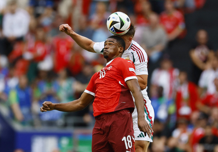 Đội tuyển Thụy Sĩ (áo đỏ) đã có chiến thắng trước Hungary 3-1 trong ngày ra quân Euro 2024 - Ảnh: REUTERS