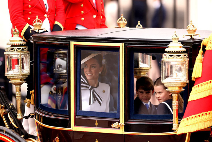 Công nương Kate Middleton xuất hiện cùng các con trên xe ngựa trong sự kiện diễu hành ngày 15-6. Đây là lần đầu tiên bà xuất hiện trước công chúng sau nhiều tháng điều trị ung thư - Ảnh: SKYNEWS