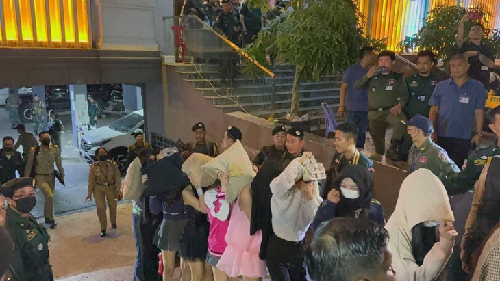 Rạng sáng 15-6, cảnh sát Campuchia triệt phá hoạt động mua bán dâm tại một hộp đêm, bắt giữ gần 200 người - Ảnh: KHMER TIMES