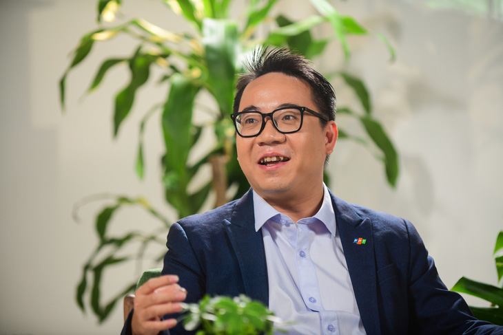 CMO Võ Đặng Phát - Giám đốc Marketing và Truyền thông Tập đoàn FPT chia sẻ trong talkshow 'Đi cùng thương hiệu' mùa 2 - Ảnh: QUANG ĐỊNH