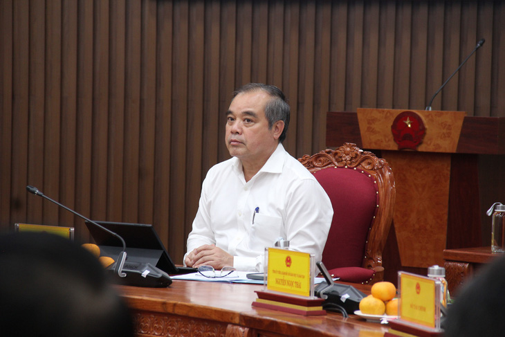 Ông Trần Hoàng Tuấn, phó chủ tịch UBND tỉnh Quảng Ngãi, đã ký văn bản đề nghị Sở Giao thông vận tải và Ban Giao thông phối hợp, xem xét khởi kiện nhà thầu - Ảnh: TRẦN MAI