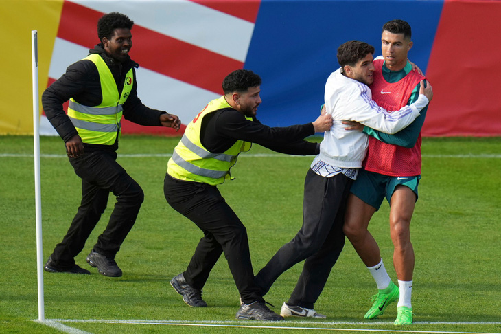 Ronaldo was startled because crazy fans rushed to hug him during his first training session in Germany - Photo: Getty