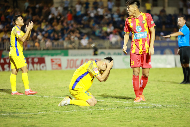Sự thất vọng của các cầu thủ Sông Lam Nghệ An sau khi để thua trước Thanh Hóa trên sân Vinh - Ảnh: XUÂN THỦY