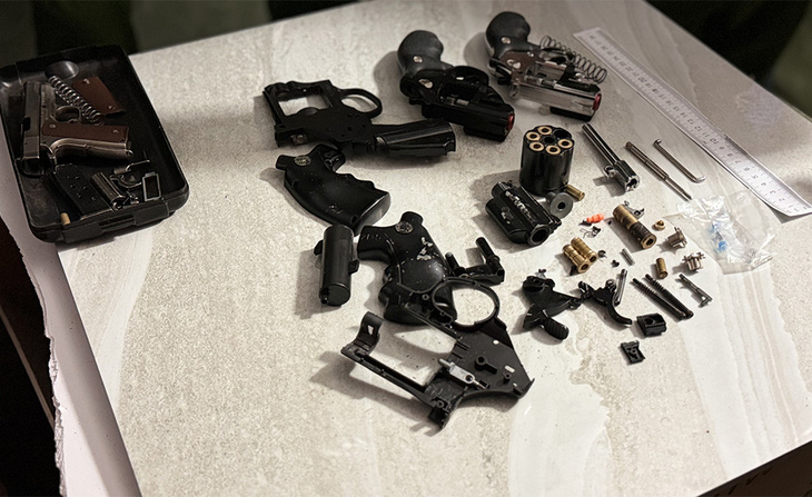 Số súng thu giữ tại nhà của tên cướp bị truy nã đặc biệt - Ảnh: TIẾN VĂN