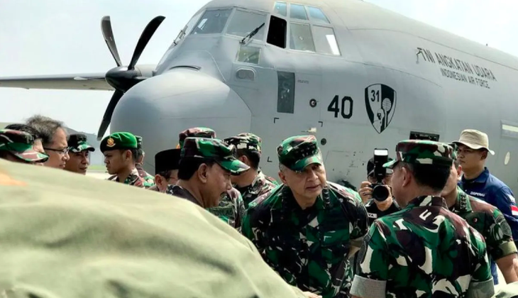Tư lệnh quân đội Indonesia Agus Subiyanto (phía trước) nhận được lời giải thích từ Tham mưu trưởng không quân Indonesia Fadjar Prasetyo (giữa) về kế hoạch khởi hành của máy bay C-130 J Super Hercules để chuyển hàng cứu trợ tới Gaza. Ảnh chụp tại căn cứ không quân Halim Perdanakusuma ở Jakarta vào ngày 29-3 năm nay - Ảnh: ANTARA