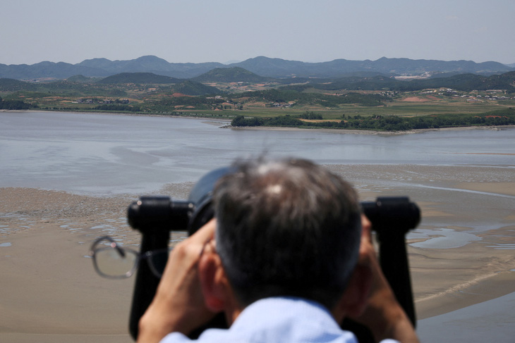 Triều Tiên theo góc nhìn từ trạm quan sát của Hàn Quốc gần khu vực phi quân sự ngăn cách hai miền - Ảnh: REUTERS 