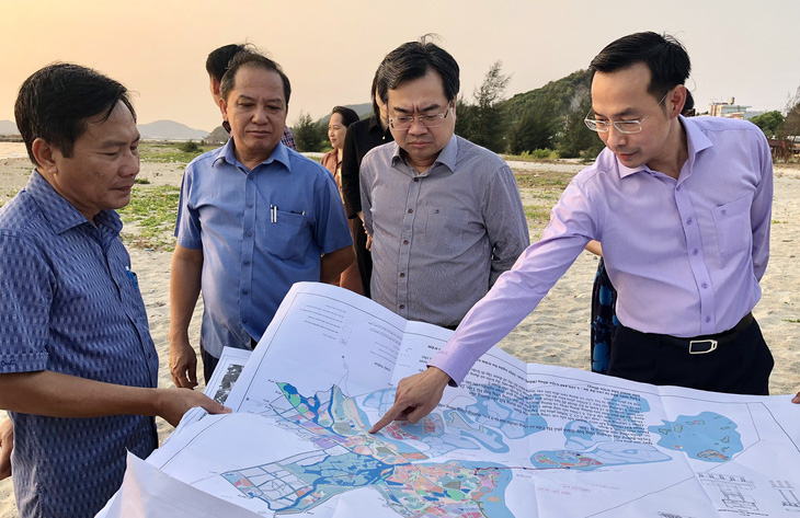 Ông Nguyễn Thanh Nghị (thứ hai phải sang) - bộ trưởng Bộ Xây dựng, cùng lãnh đạo tỉnh Kiên Giang khảo sát các dự án tại TP Hà Tiên - Ảnh: HỒNG ĐIỆP